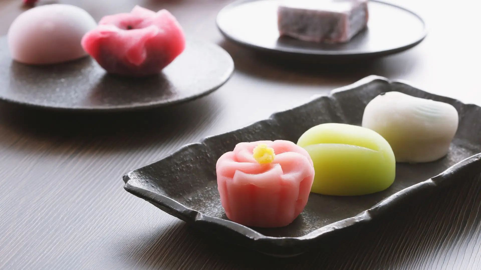 Assiette de wagashi de couleur différentes