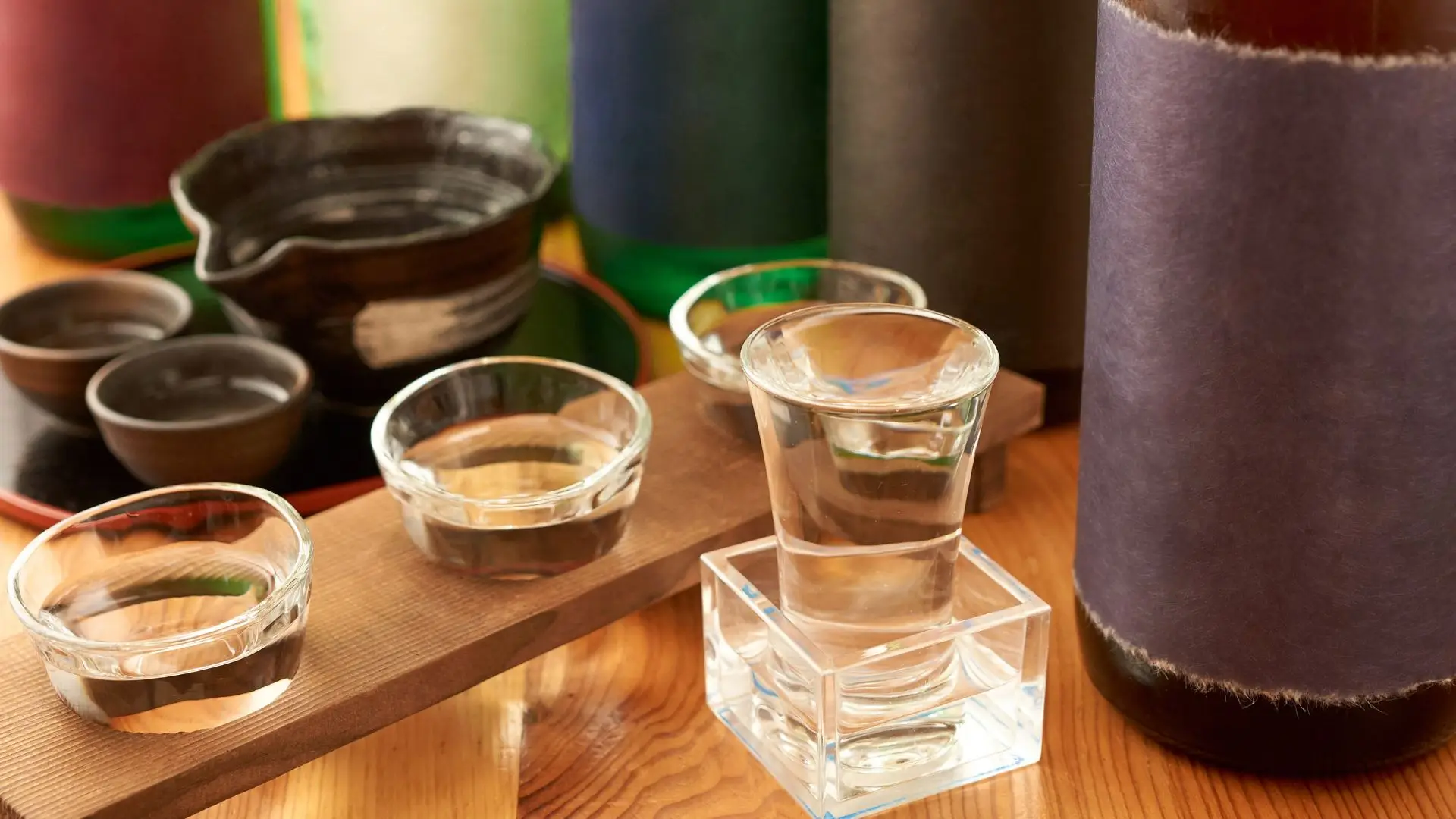 Sake japonais servi dans un verre a Nihonshu
