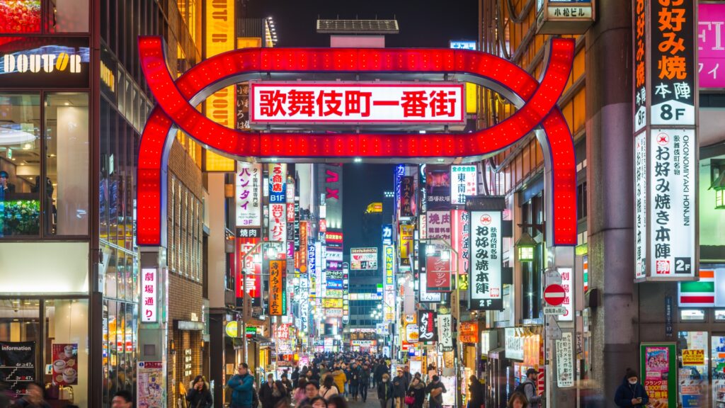 Le tori néon a la célèbre entrée du quartier de Kabukicho